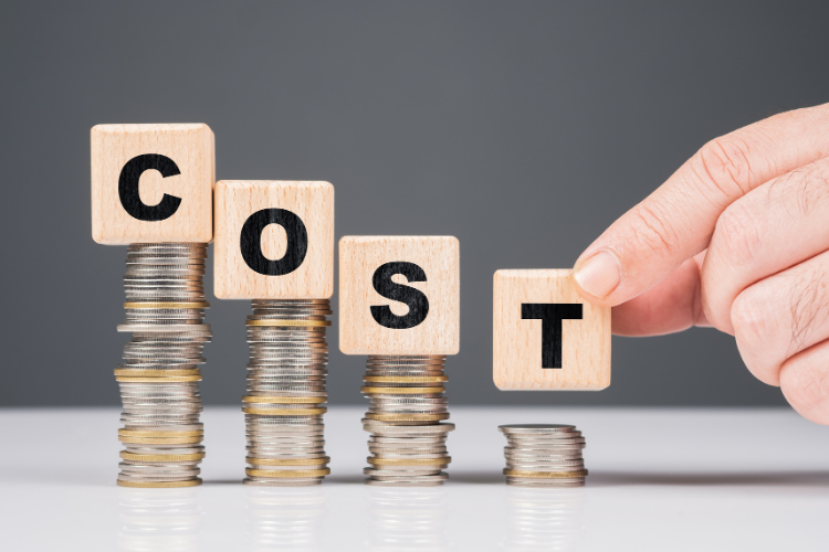 積み重なったコインと「COST」の文字